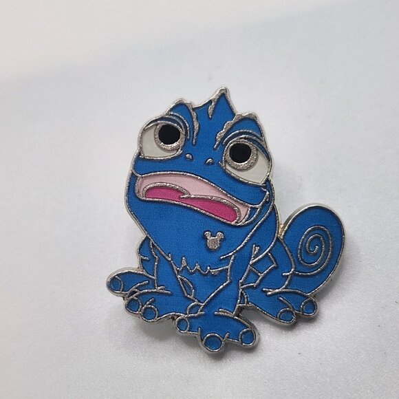 Disney Pin Colorful Pascal Tangled Hidden Mickey Pin Series 2014 Blue - Picture 1 of 3